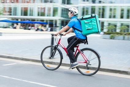 Livreur à vélo de repas