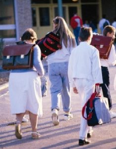 Élèves se rendant à l'école