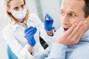 Dentiste - Patient souffrant - Rage de dents - soins dentaires