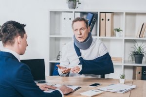 homme blessé à la main accident du travail