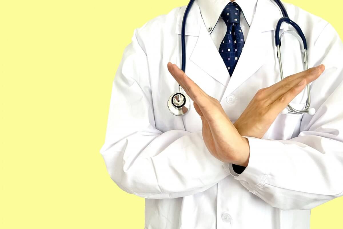 https://www.fnath.org/wp-content/uploads/2025/07/Medecin-disant-stop-avec-les-bras-croises-1200x800.jpeg